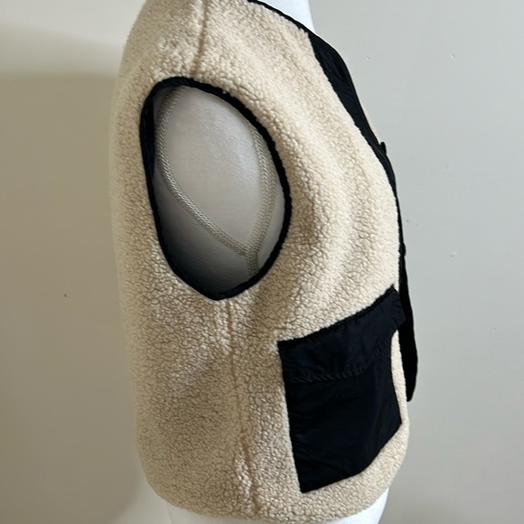 The Lynk fuzzy vest trimmed with blk - Picture 6 of 9